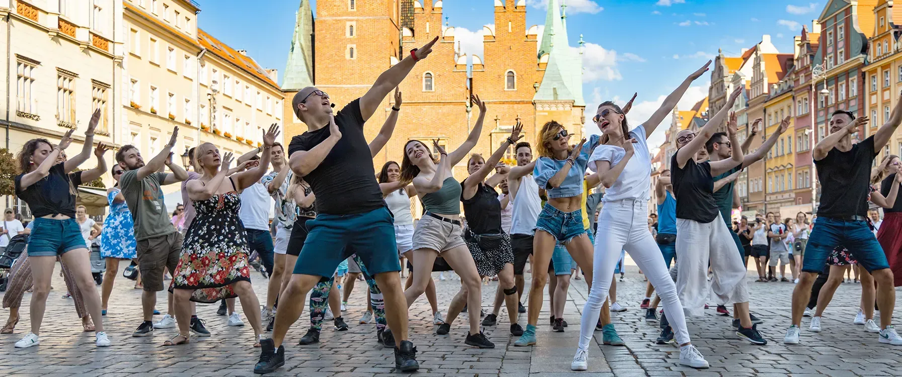 flashmob_proposal_palace_resorts_weddings.webp